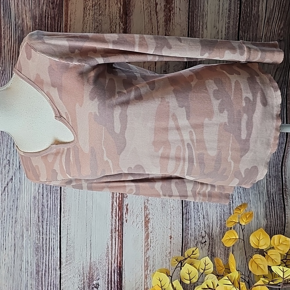 NEW STYLE & CO PINK CAMO WAFFLE WEAVE LONG SLEEVE SPLIT V NECK PULLOVER TEE
